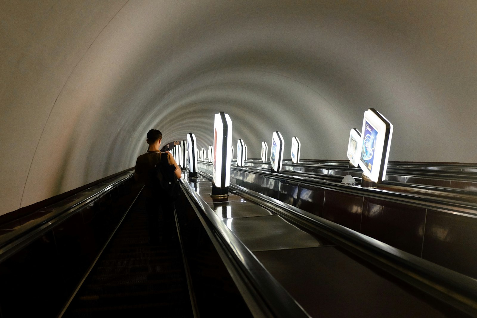 Пасажир на ескалаторі київського метро