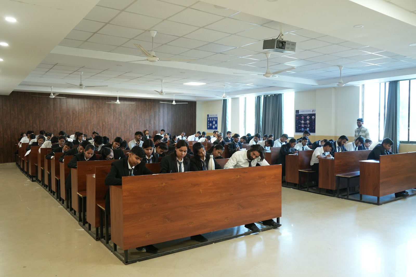Учні слухають заняття в сучасному класі
